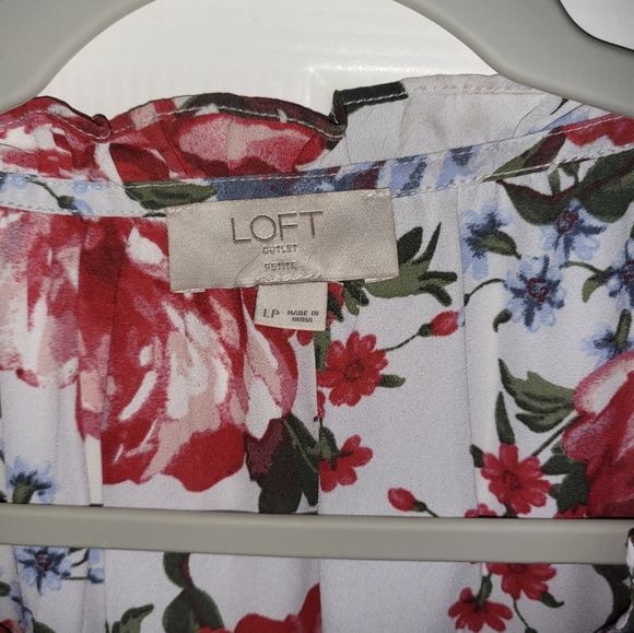 Loft Outlet,Women's Blouse white with flowers, Petite - Picture 3 of 6